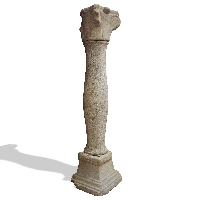 Colonna antica in pietra. 