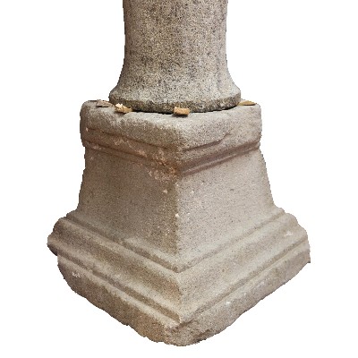 Colonna antica in pietra. 