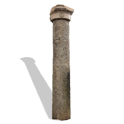 Antica colonna in pietra monumentale. 