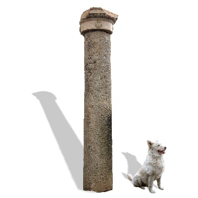Antica colonna in pietra monumentale. 