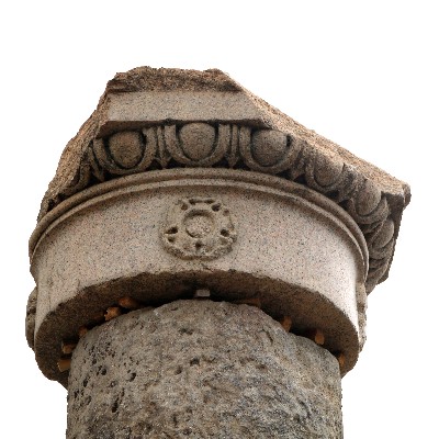 Antico capitello in granito rinascimentale. 