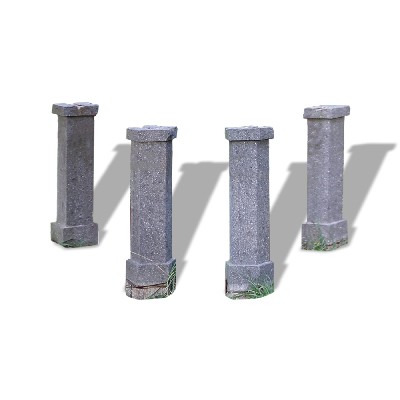 Quattro colonne antiche in pietra.  