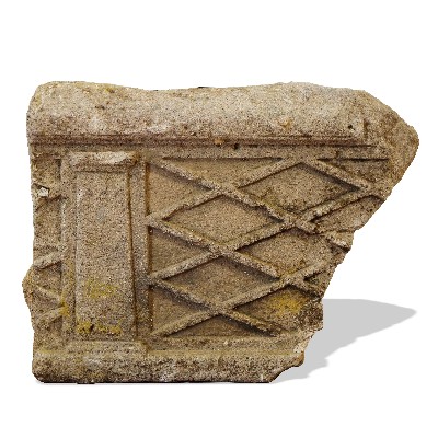 Antico frammento cornicione in pietra. 