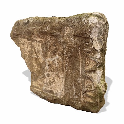 Antico frammento cornicione in pietra. 