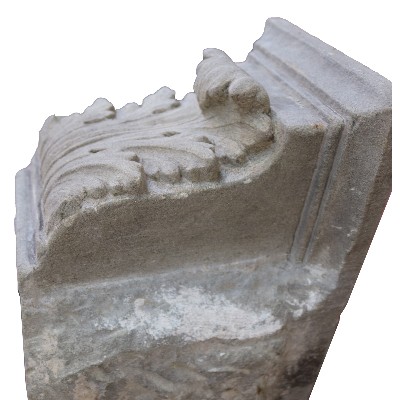 Coppia di antichi capitelli in pietra. 