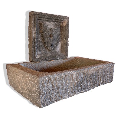 Antica fontana in pietra. 