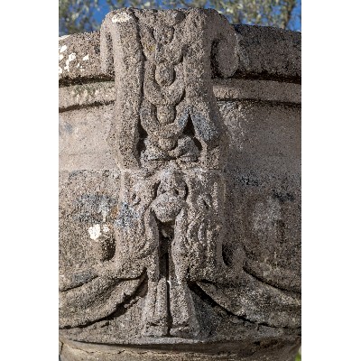 Importante e splendida fontana in pietra. 