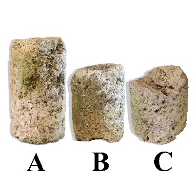 Tre frammenti antichi di colonne in pietra. Epoca 1800 