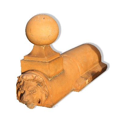 Antica coppia di terminali da cancello in terracotta.  