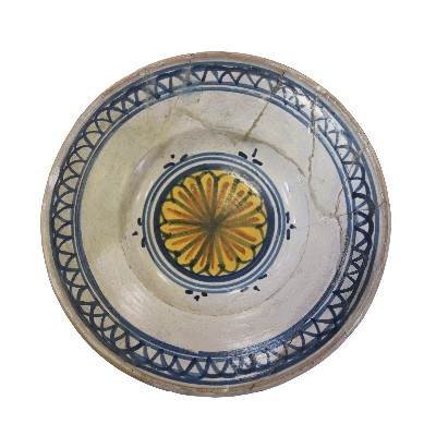 Antico piatto in maiolica. Epoca XVI secolo. 