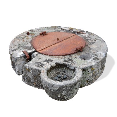 Pozzo antico in pietra con chiusino. 