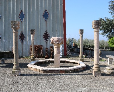 Quattro colonne antiche in pietra. Epoca 1800. 