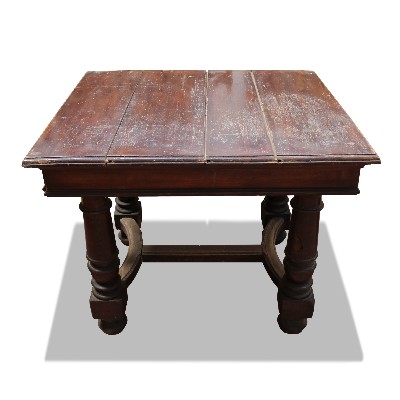 Tavolo in legno allungabile. 