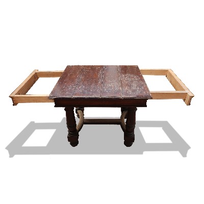 Tavolo in legno allungabile. 