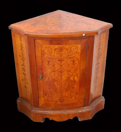 Angoliera intarsiata in legno. Epoca 1800. 