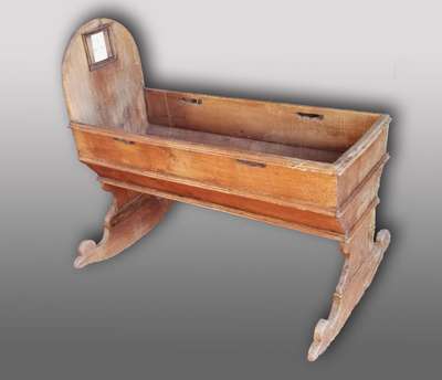 Antica culla in legno. Epoca 1800. 