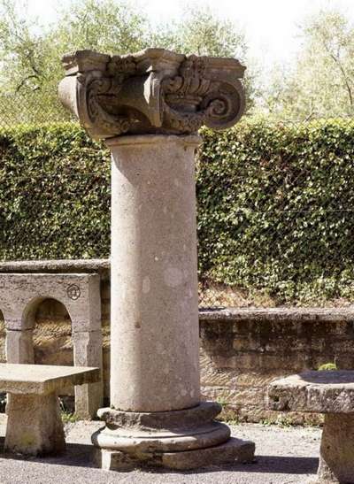 Antiche colonne in pietra da muro. Epoca 1500. 