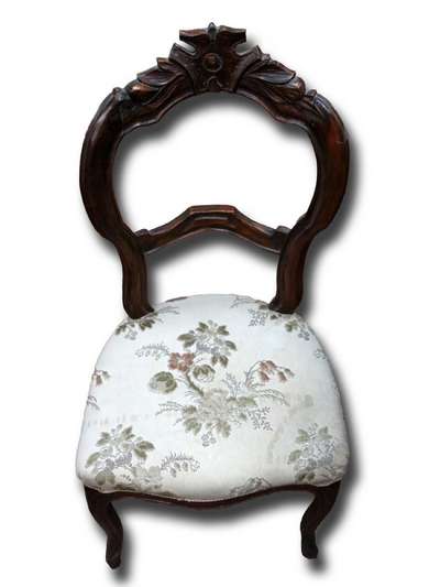 Una sedia antica in legno di due. Epoca 1800. 