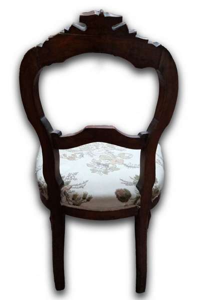 Una sedia antica in legno di due. Epoca 1800. 