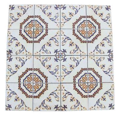 Antica pavimentazione in maiolica. 