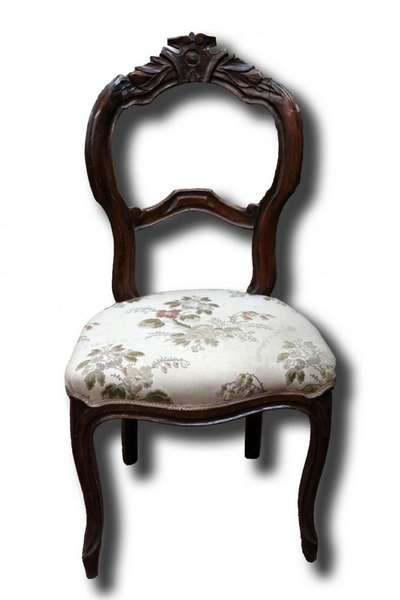 Una sedia antica in legno di due. Epoca 1800. 