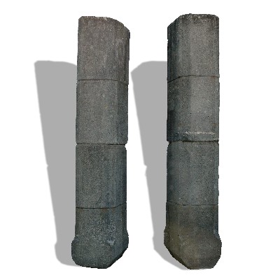 Coppia antica di colonne in pietra.  