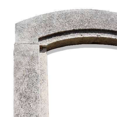 Antico portale in pietra. 