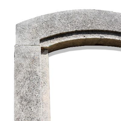 Antico portale in pietra. 