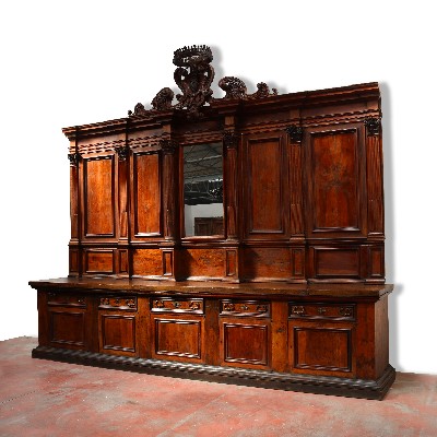 Importantissima Credenza antica in Noce. 