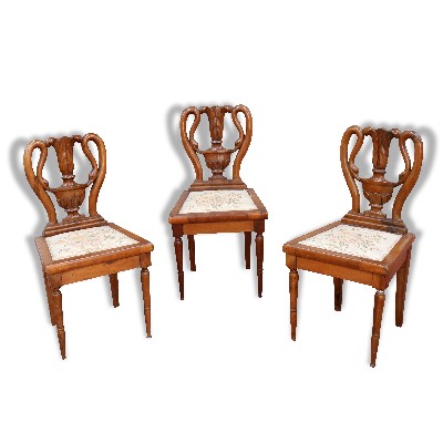 Tre sedie in legno antiche. 
